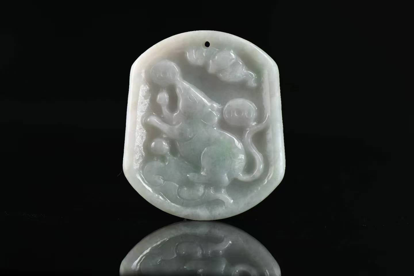 灵鼠招财 天然 A 货飘绿翡翠生肖鼠吊坠 精工雕刻本命玉佩