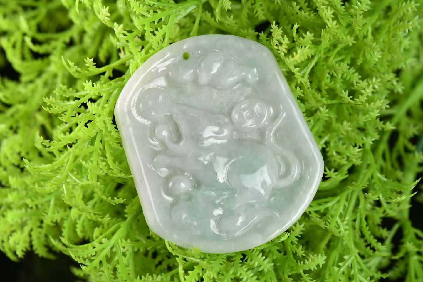 灵鼠招财 天然 A 货飘绿翡翠生肖鼠吊坠 精工雕刻本命玉佩
