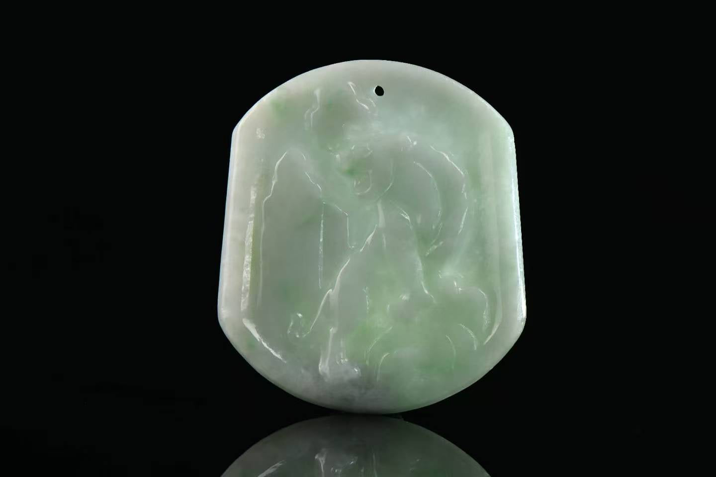 瑞虎纳吉 天然 A 货飘绿翡翠生肖虎吊坠 精工雕刻本命