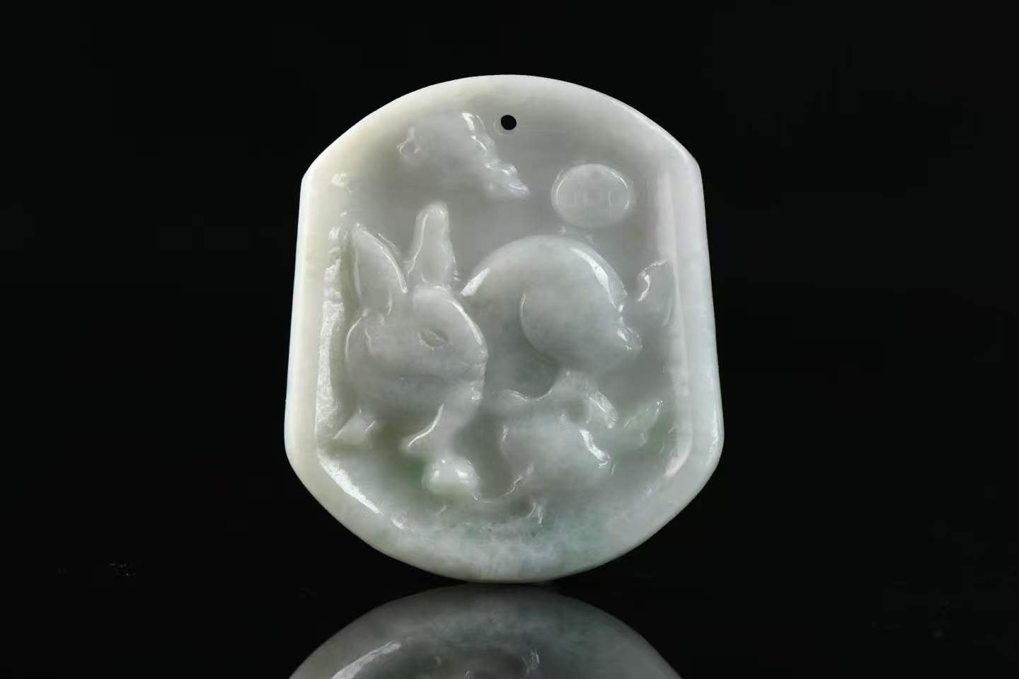 玉兔呈祥 天然 A 货飘绿翡翠生肖兔吊坠 精工雕刻本命