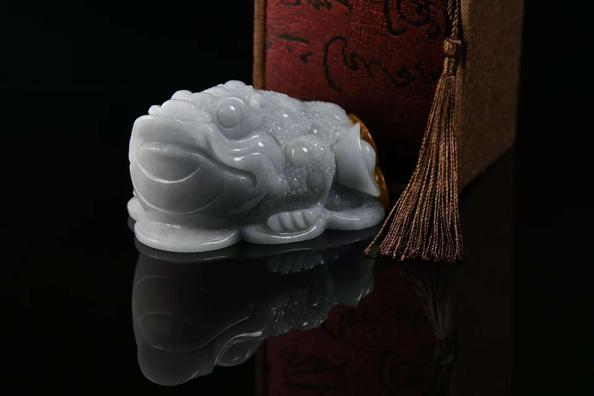 金蟾带皮 天然 A 货翡翠金蟾摆件