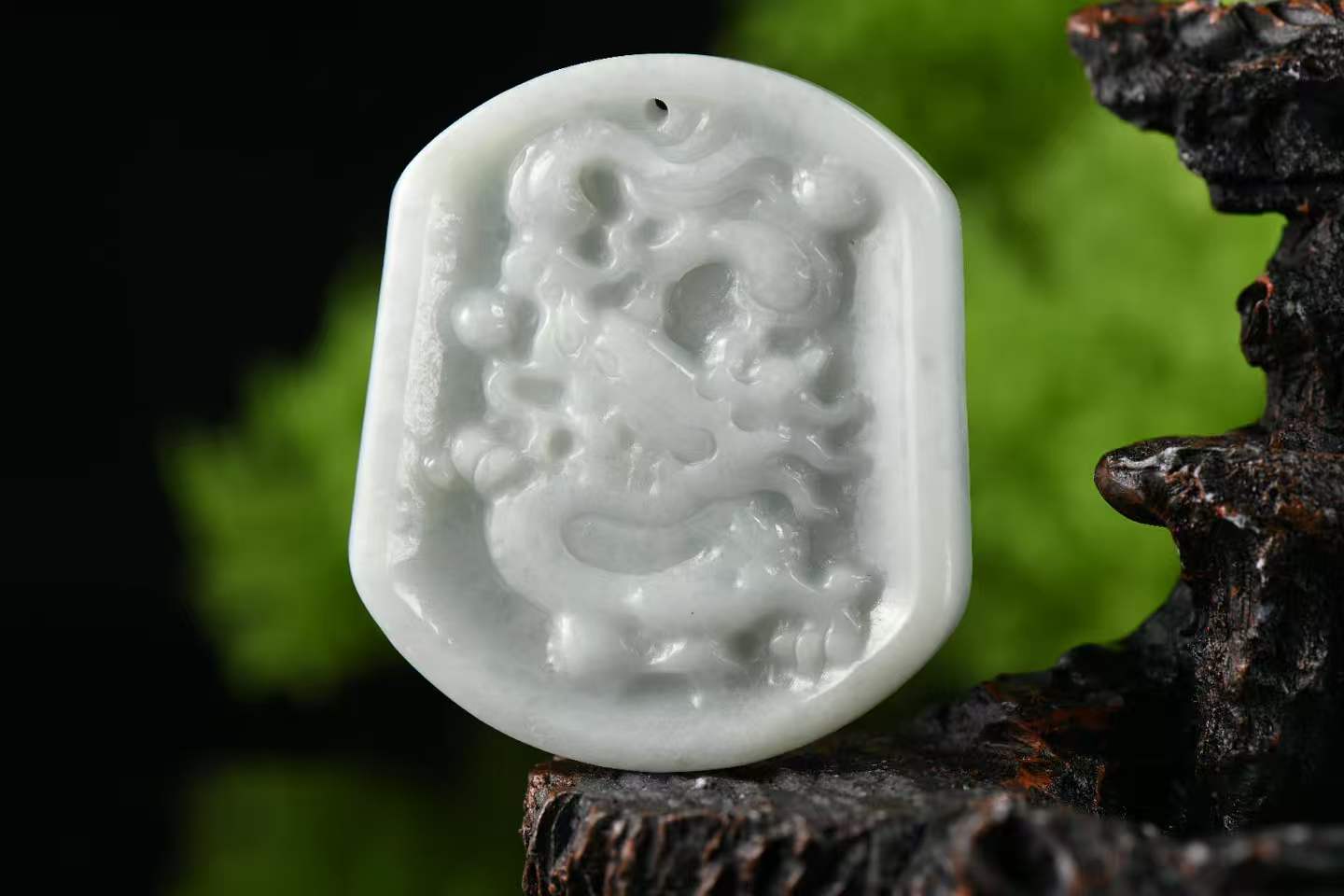 祥龙佑运 天然 A 货翡翠龙牌吊坠