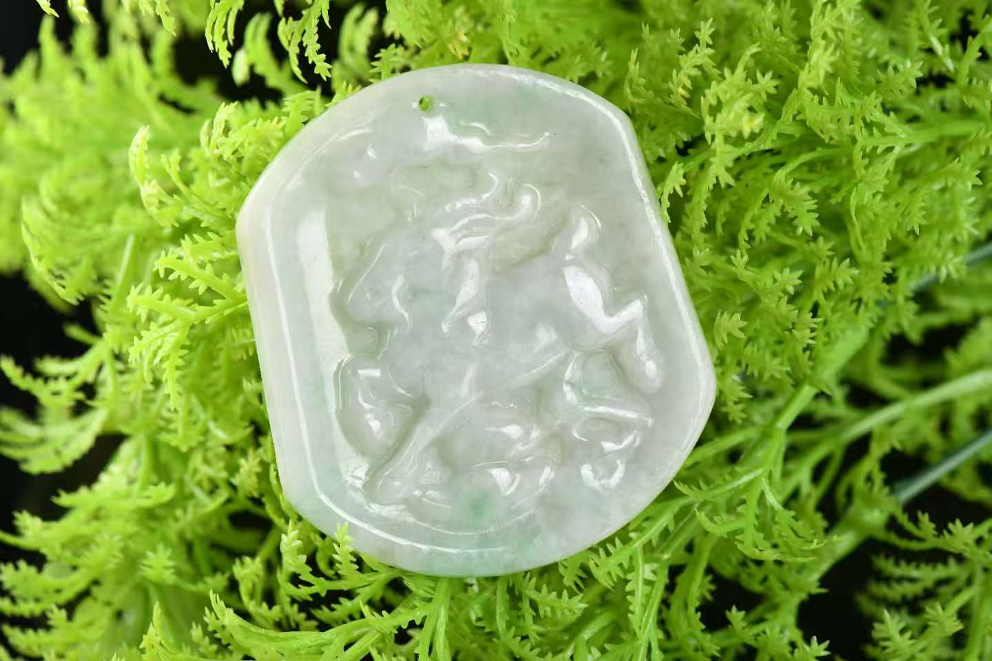 吉羊纳福 天然 A 货翡翠羊牌吊坠