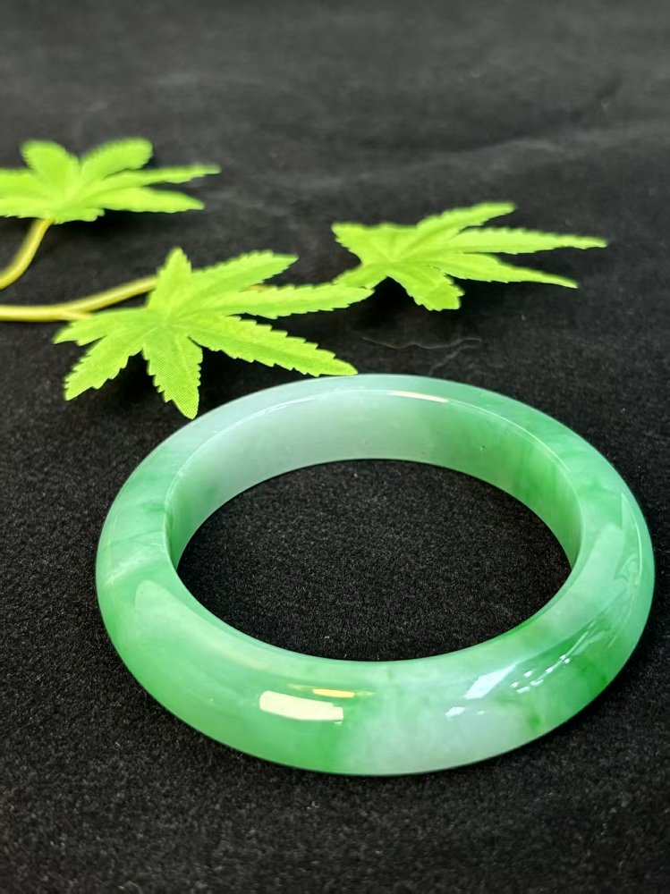 冰翠流岚 天然 A 货翡翠冰绿飘花圆条手镯