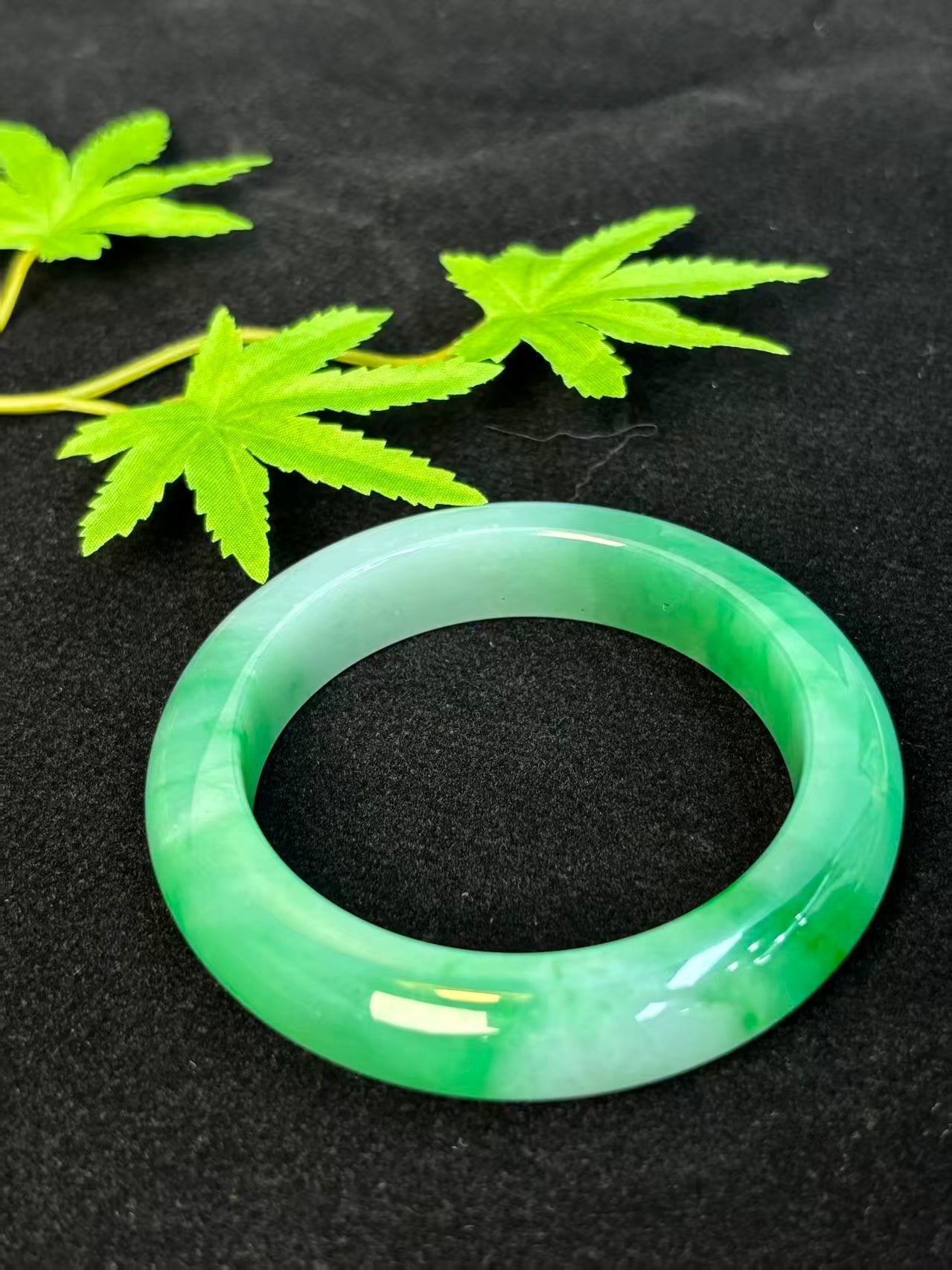 Icy Emerald Mist Flow - Natural Grade A Jadeite Icy Green Flower-Pattern Round Bangle