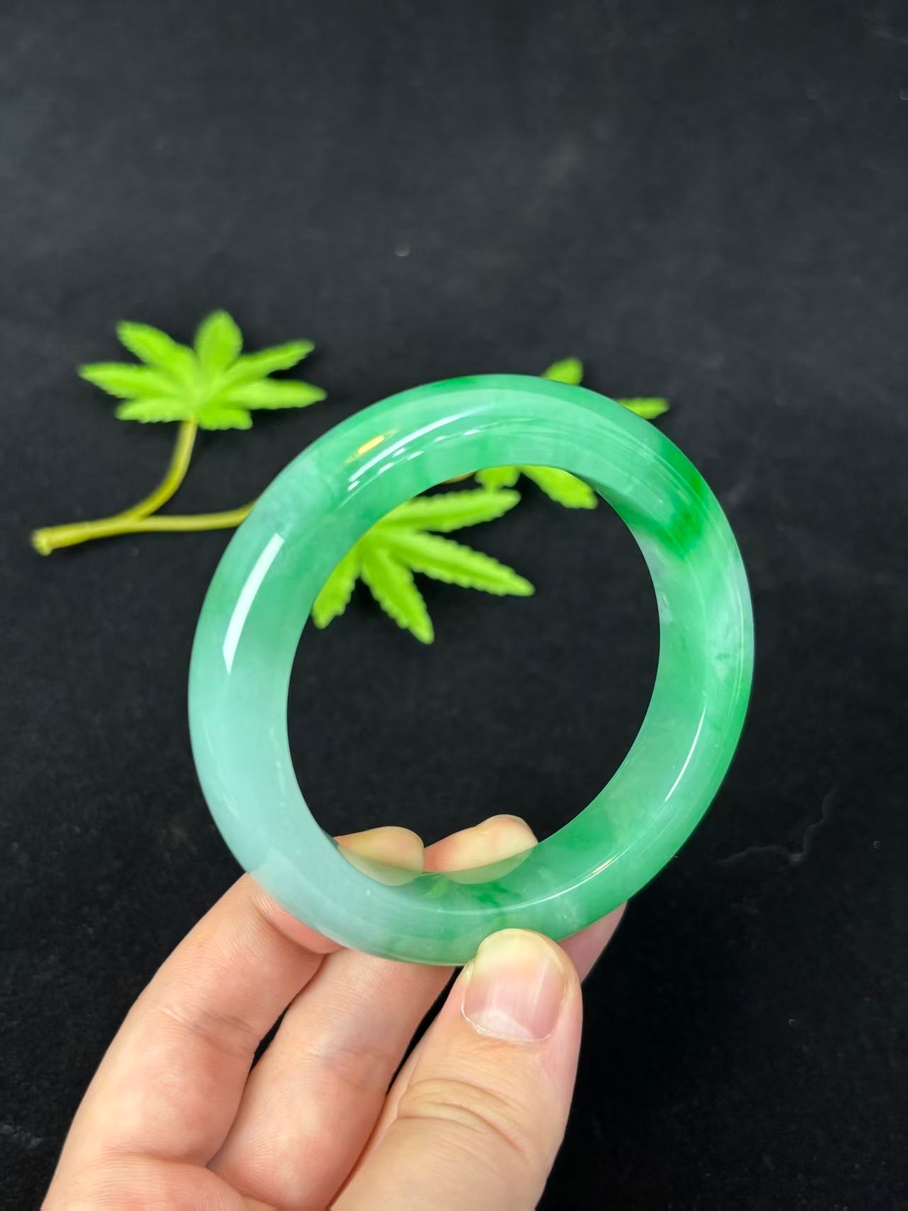 Icy Emerald Mist Flow - Natural Grade A Jadeite Icy Green Flower-Pattern Round Bangle