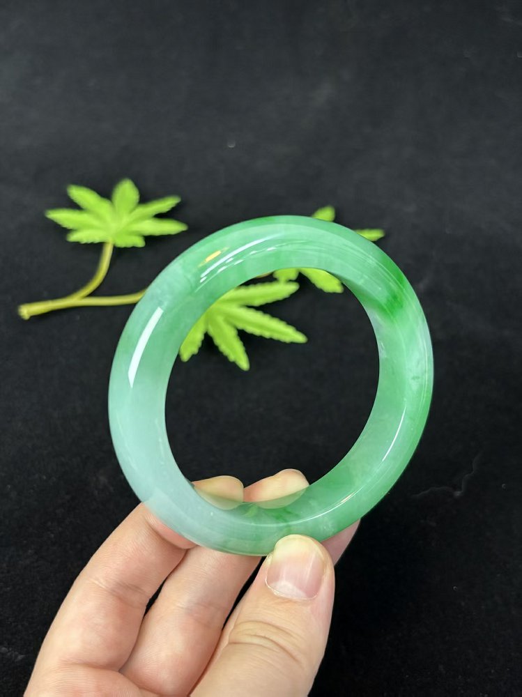 冰翠流岚 天然 A 货翡翠冰绿飘花圆条手镯