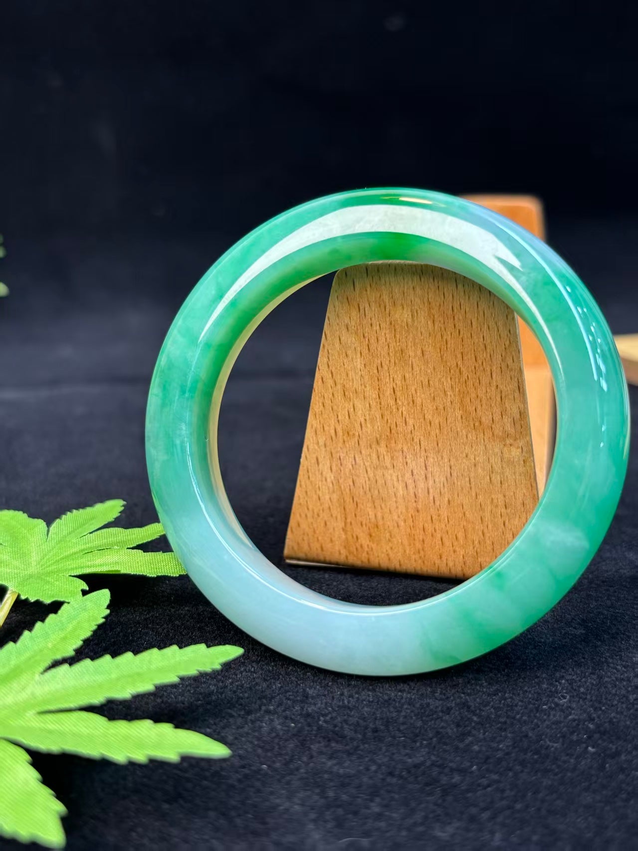 Icy Emerald Mist Flow - Natural Grade A Jadeite Icy Green Flower-Pattern Round Bangle