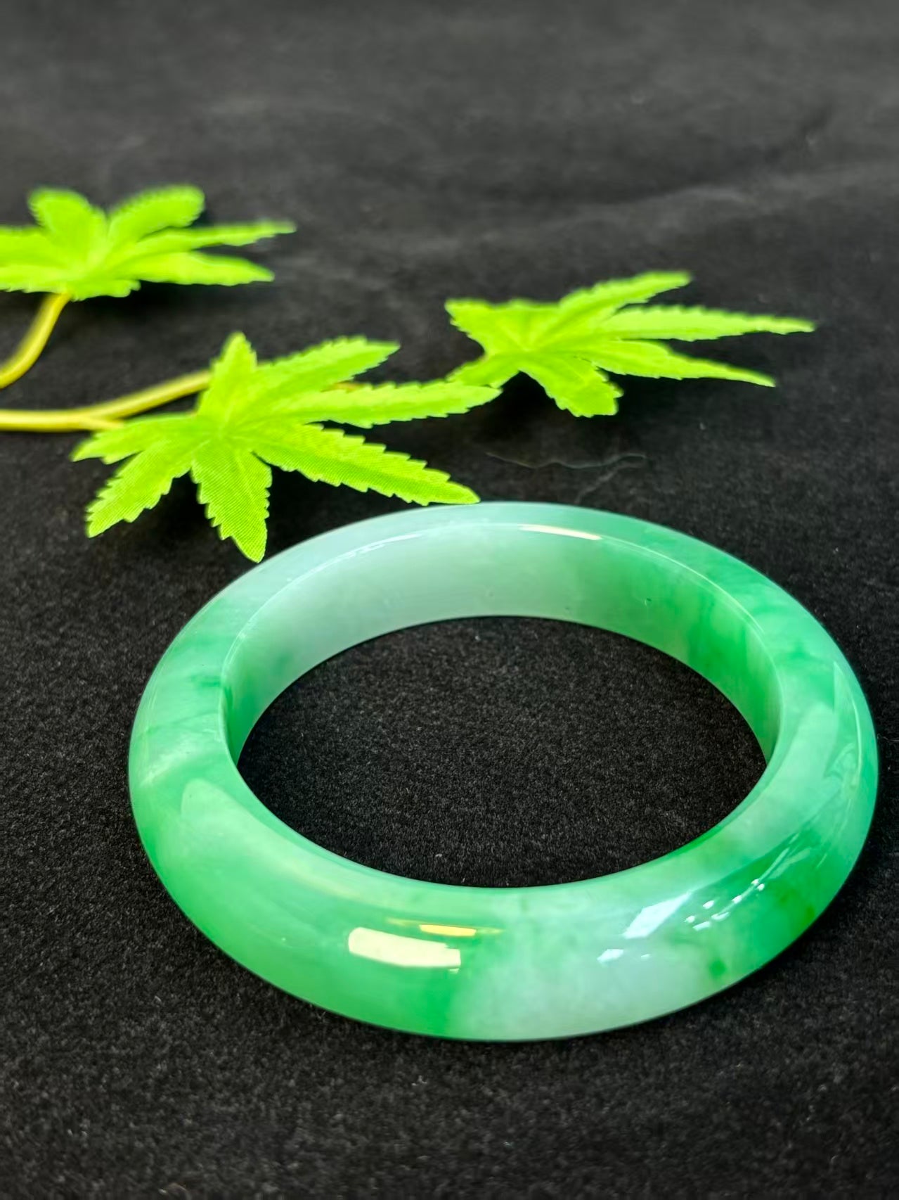 Icy Emerald Mist Flow - Natural Grade A Jadeite Icy Green Flower-Pattern Round Bangle