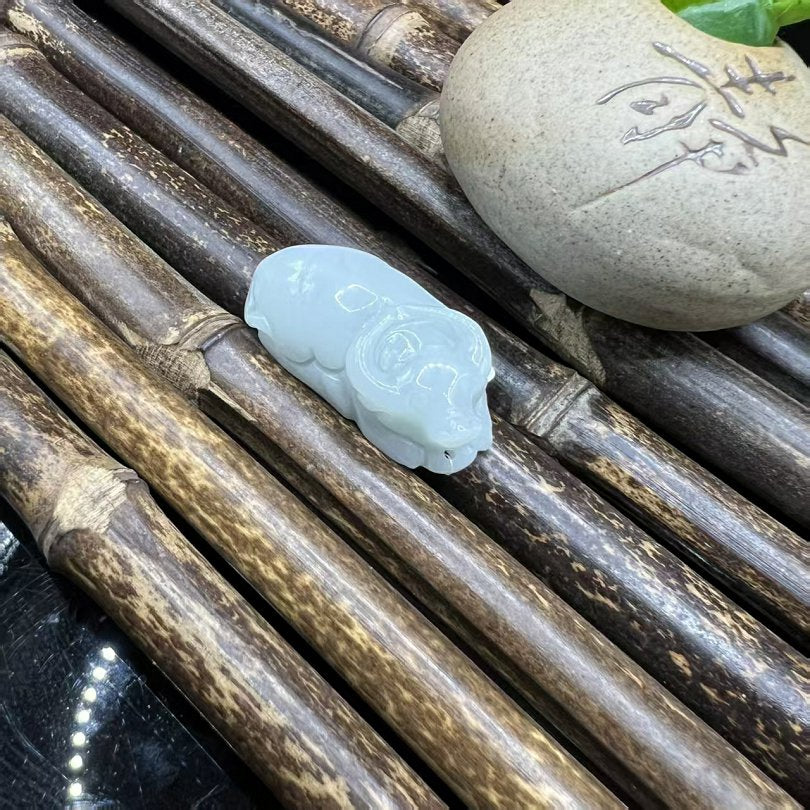 福牛吊坠 天然 A 货翡翠生肖牛挂坠
