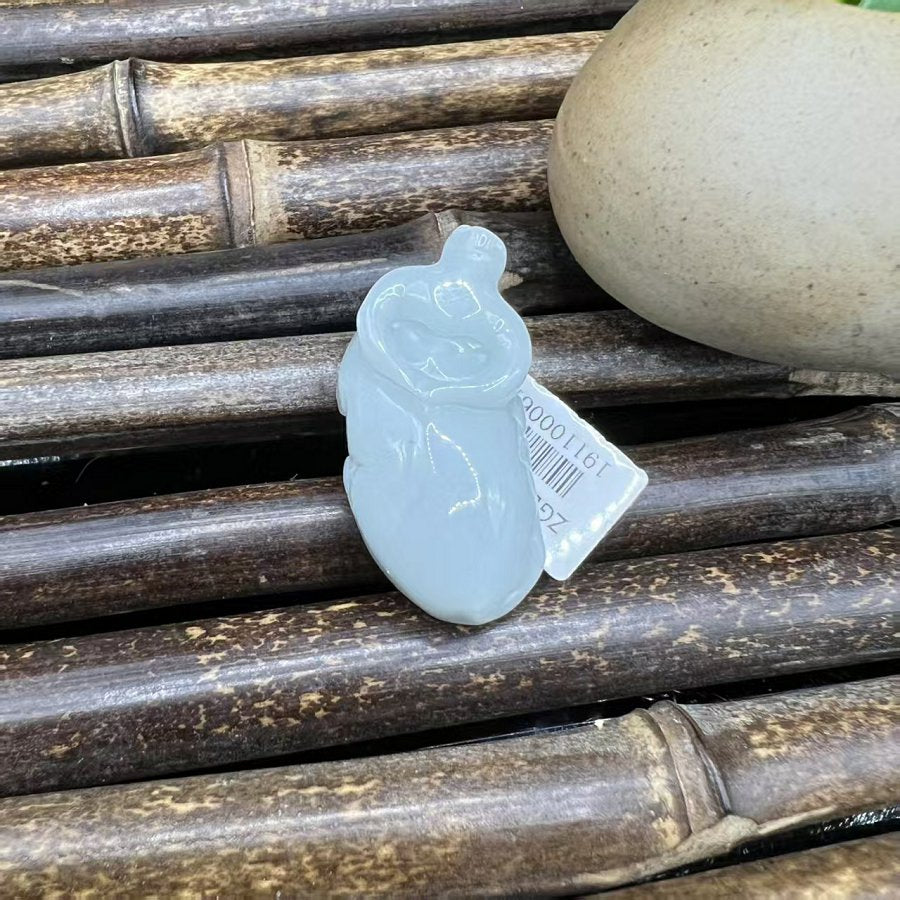 福牛吊坠 天然 A 货翡翠生肖牛挂坠