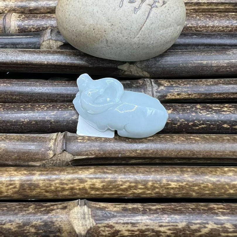 福牛吊坠 天然 A 货翡翠生肖牛挂坠