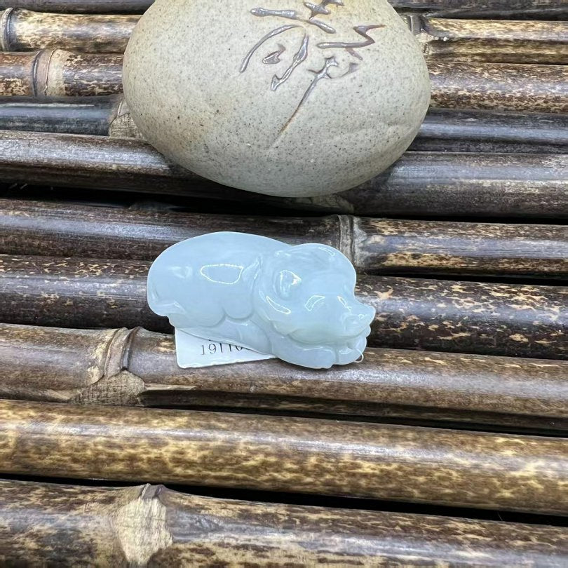 福牛吊坠 天然 A 货翡翠生肖牛挂坠