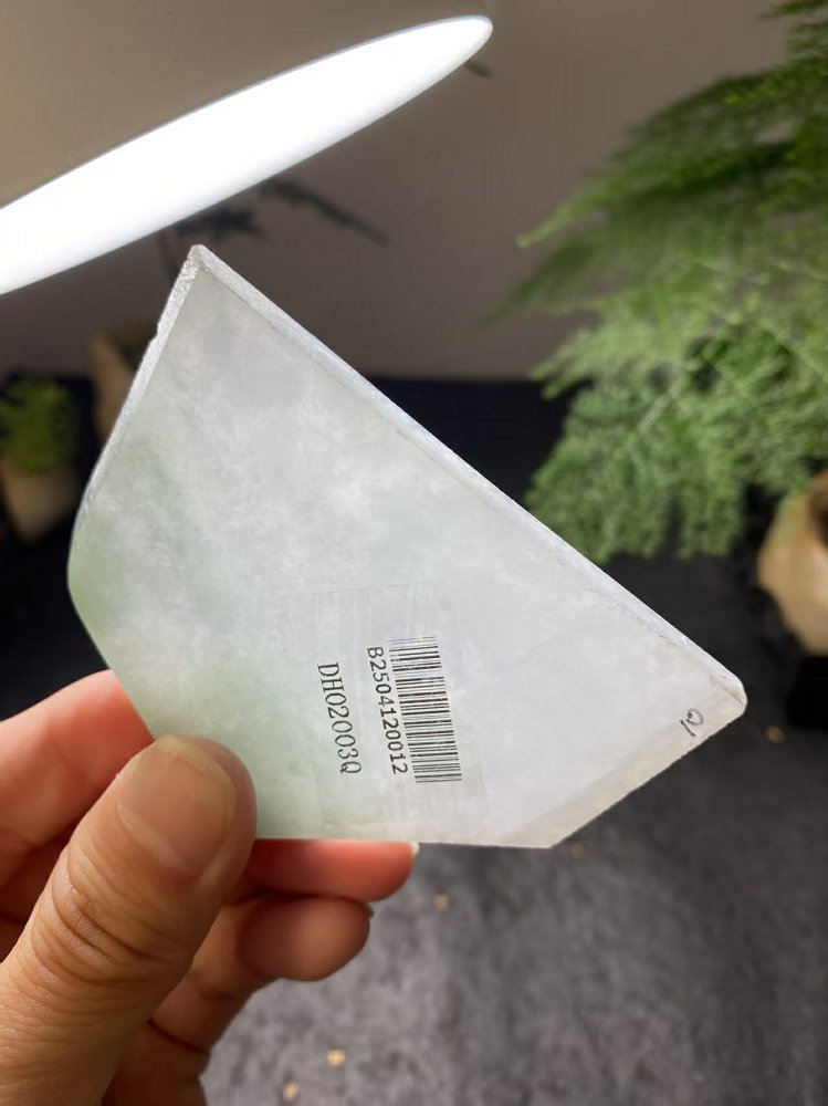 冰种晴水翡翠边角料 天然 A 货冰透原石毛料
