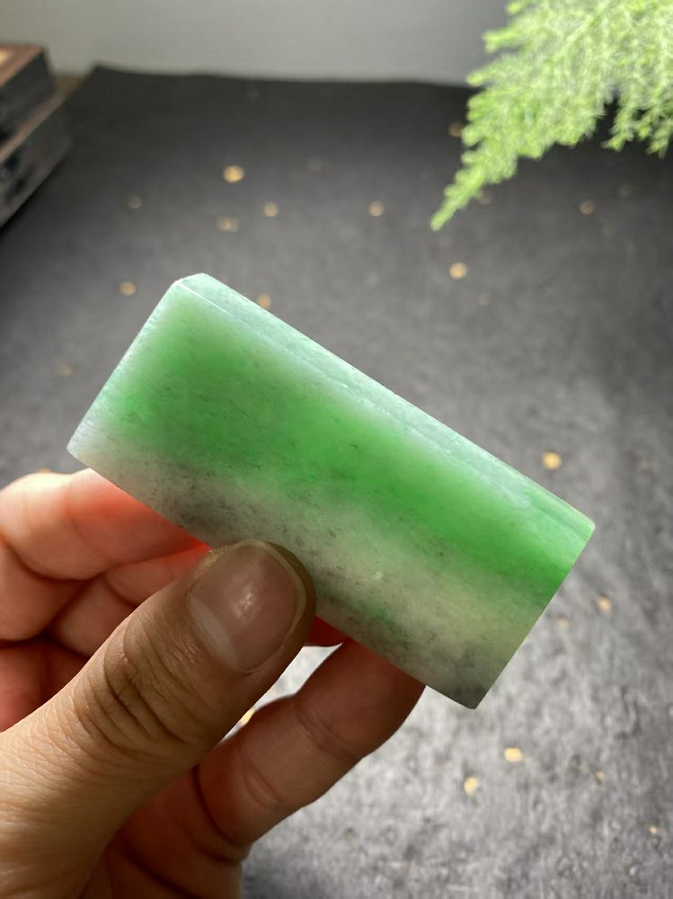 阳绿飘花翡翠方牌料  天然 A 货冰种阳绿原石明料