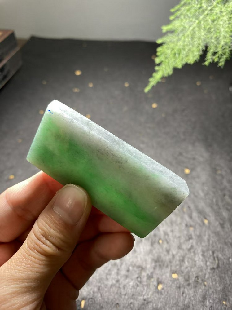 阳绿飘花翡翠方牌料  天然 A 货冰种阳绿原石明料