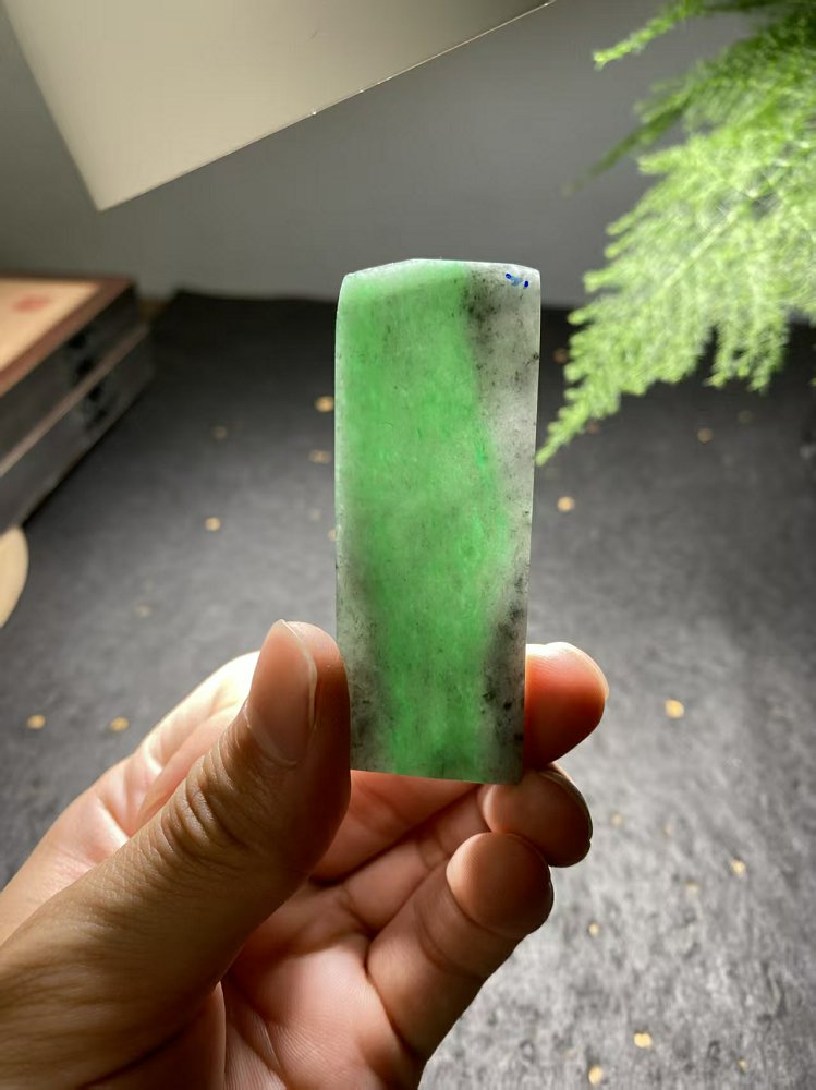 飘绿带墨翡翠方牌料  天然 A 货冰种飘绿原石明料