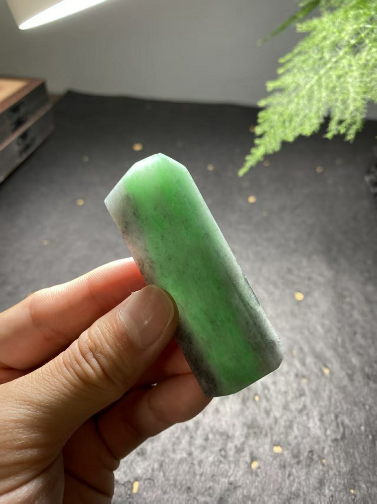 飘绿带墨翡翠方牌料  天然 A 货冰种飘绿原石明料