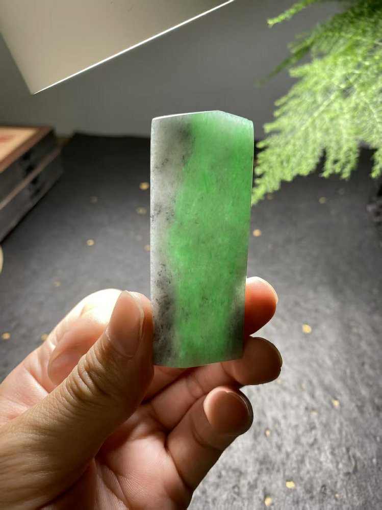 飘绿带墨翡翠方牌料  天然 A 货冰种飘绿原石明料