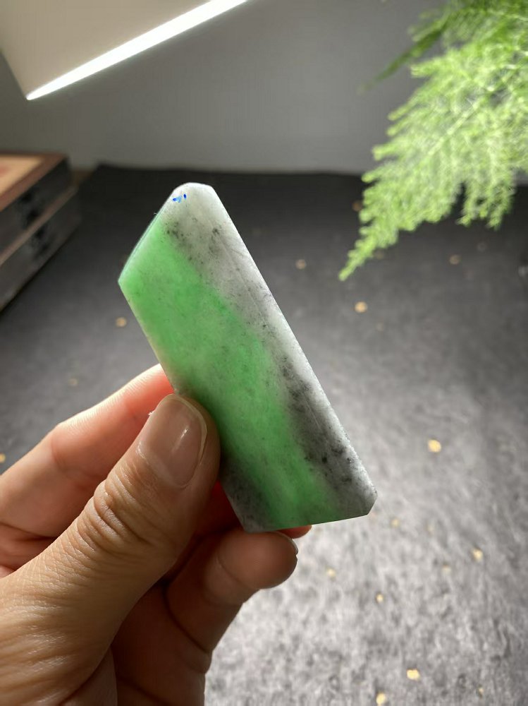 飘绿带墨翡翠方牌料  天然 A 货冰种飘绿原石明料