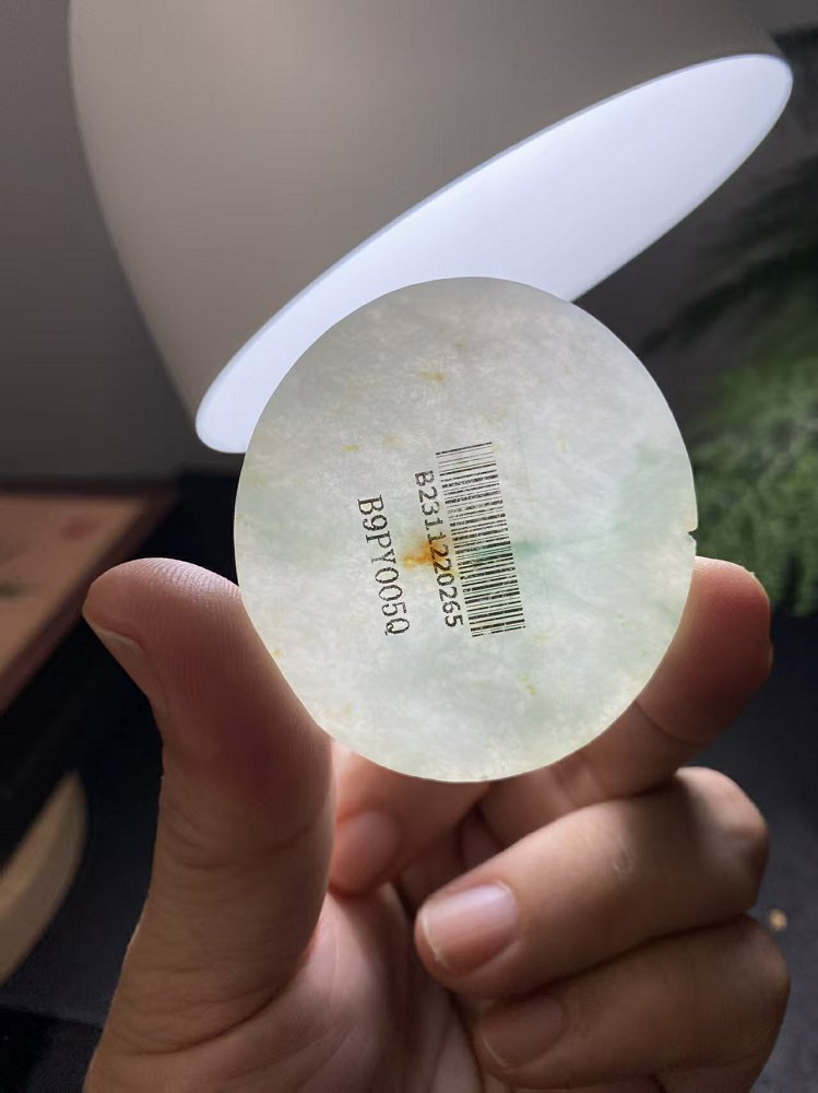 冰底飘绿带黄翡翡翠圆牌料   天然 A 货冰种飘绿原石明料