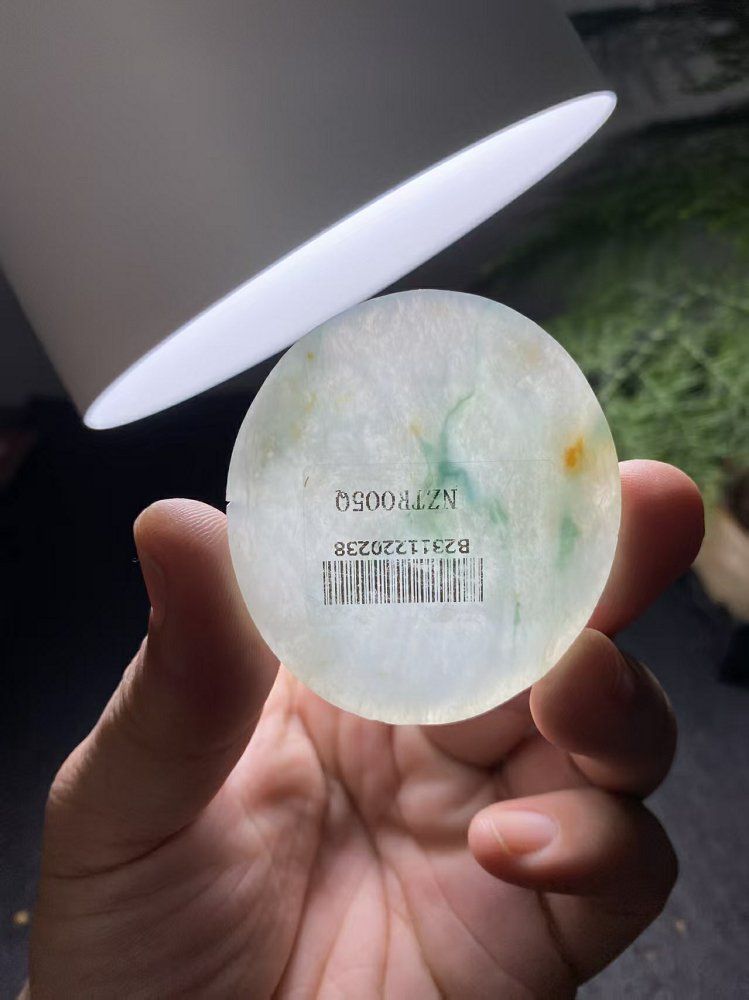 冰底飘绿带黄翡翡翠圆牌料 天然 A 货冰种原石明料