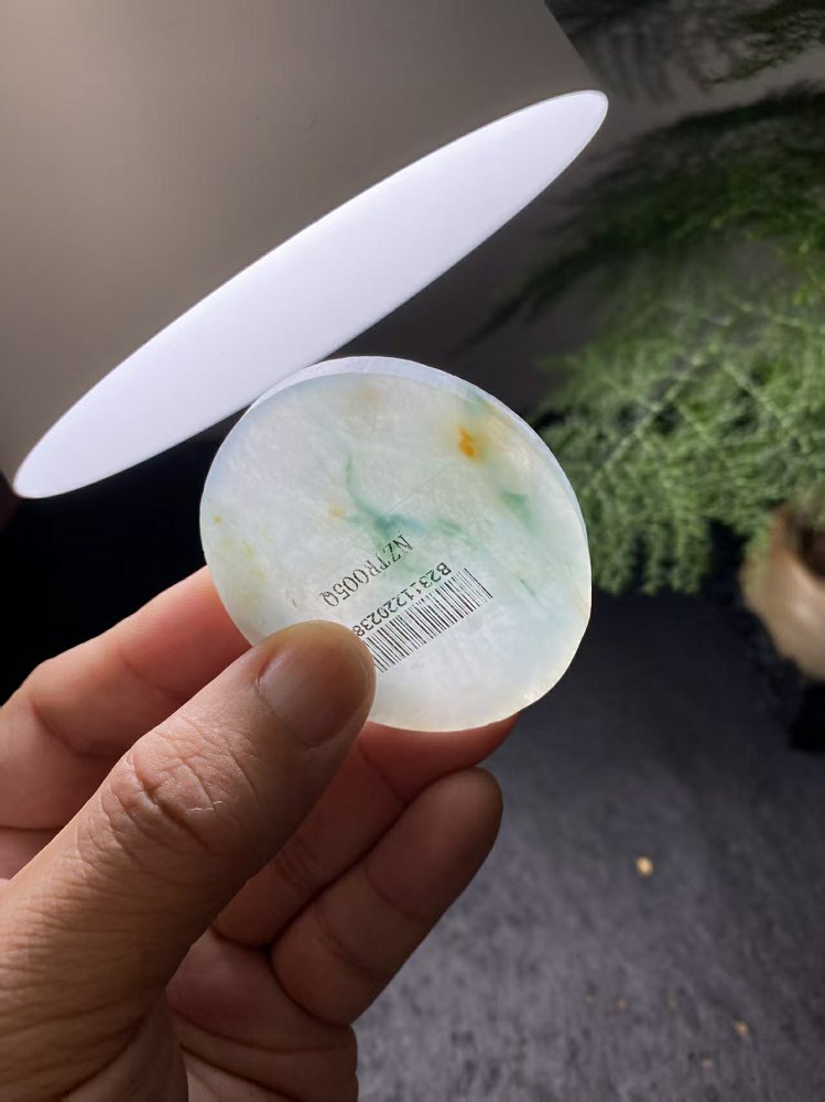 冰底飘绿带黄翡翡翠圆牌料 天然 A 货冰种原石明料