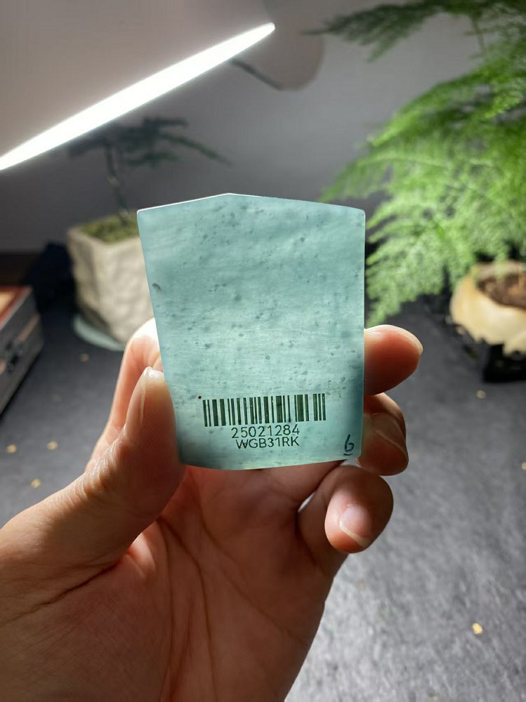 冰种晴水绿翡翠随形牌料 天然 A 货原石明料