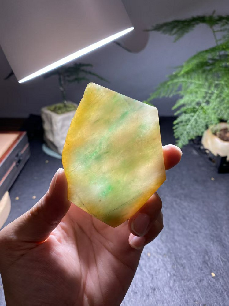 冰种黄翡飘晴水绿翡翠随形料 天然 A 货原石明料