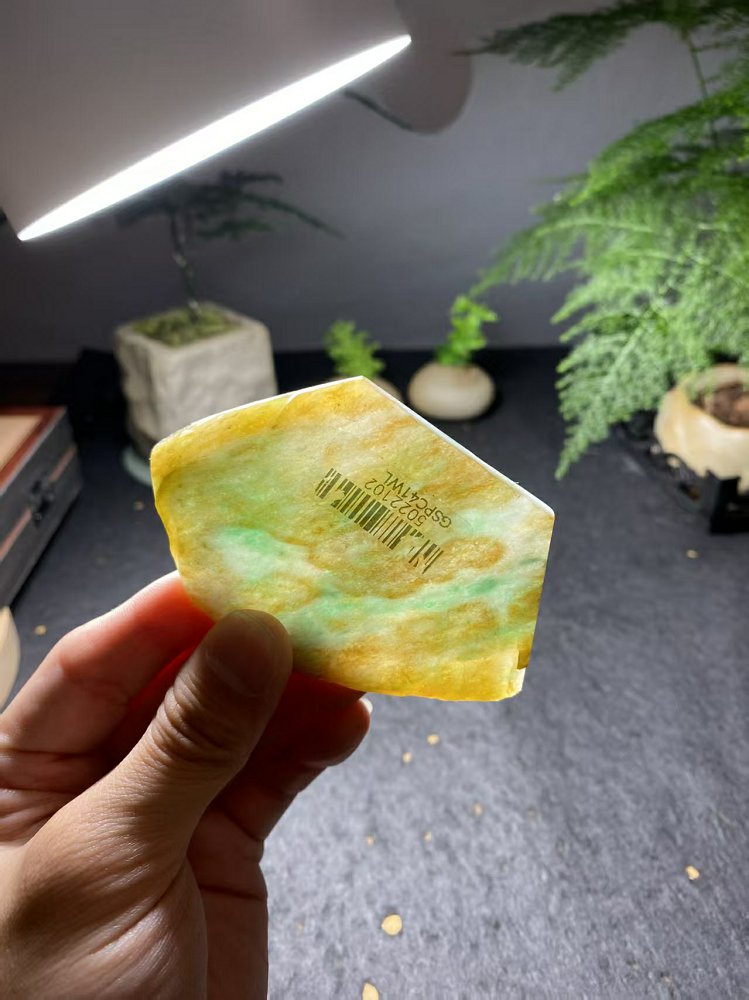 冰种黄翡飘晴水绿翡翠随形料 天然 A 货原石明料