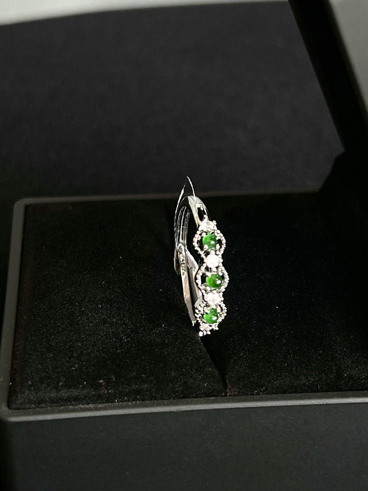 翠影流光 天然 A 货翡翠冰种阳绿镶钻戒指