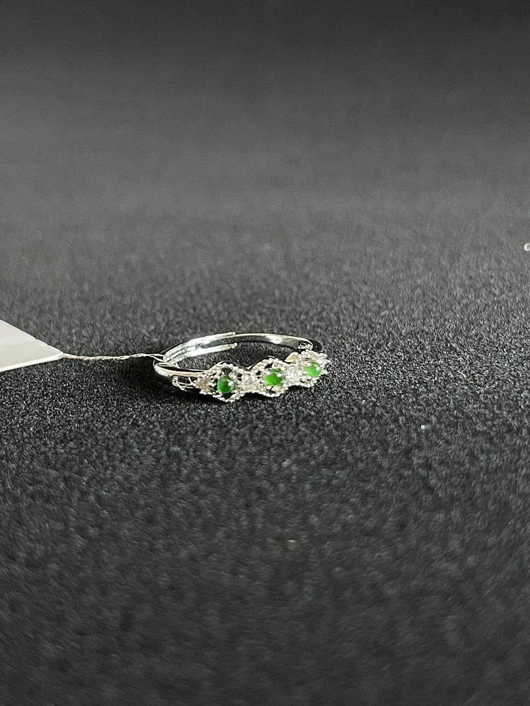 翠影流光 天然 A 货翡翠冰种阳绿镶钻戒指