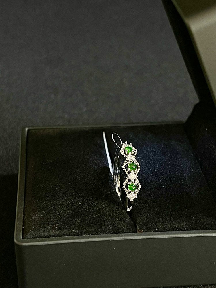 翠影流光 天然 A 货翡翠冰种阳绿镶钻戒指