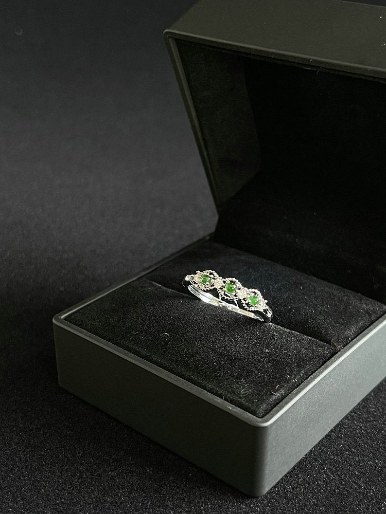 翠影流光 天然 A 货翡翠冰种阳绿镶钻戒指