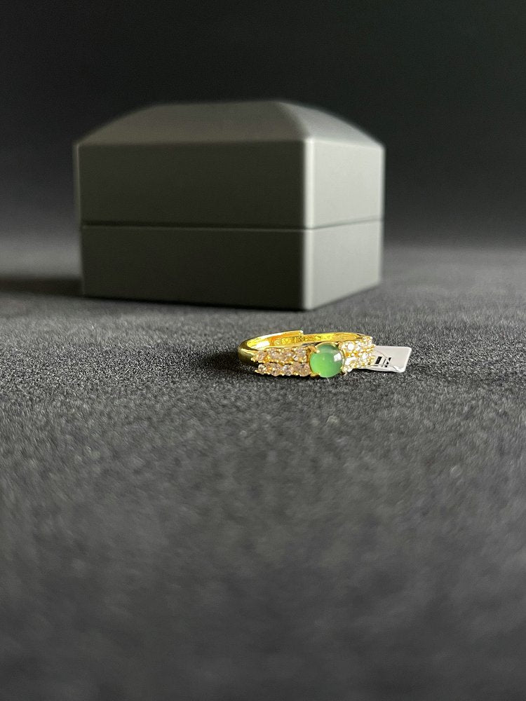 金翠缠星 天然 A 货翡翠冰种阳绿蛋面金镶钻戒指