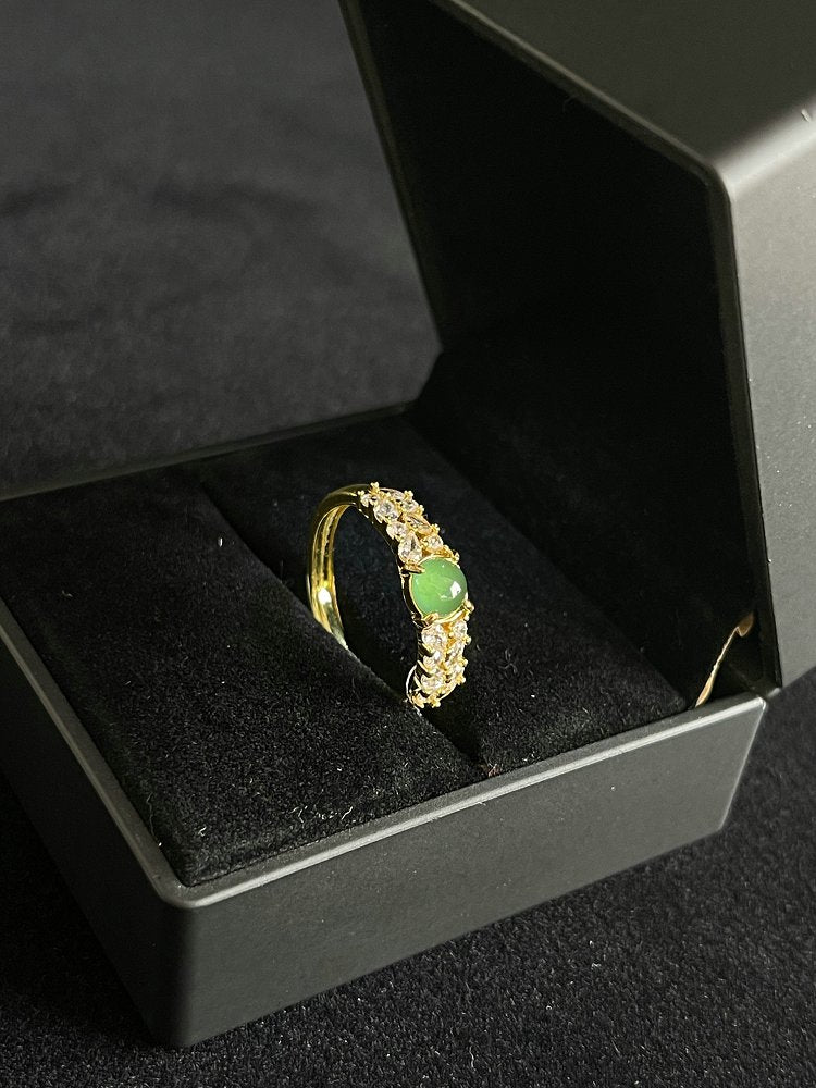金翠缠星 天然 A 货翡翠冰种阳绿蛋面金镶钻戒指