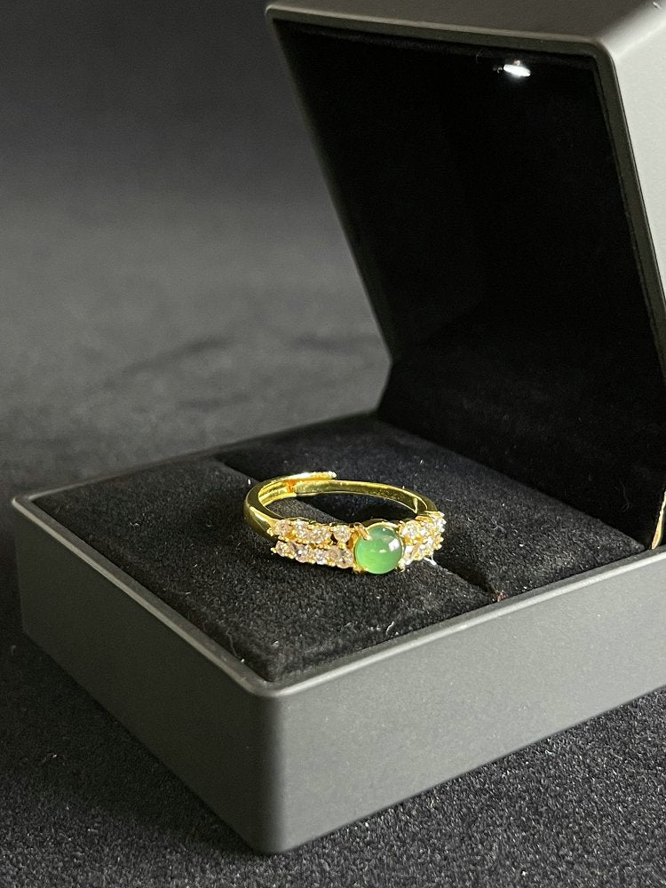 金翠缠星 天然 A 货翡翠冰种阳绿蛋面金镶钻戒指