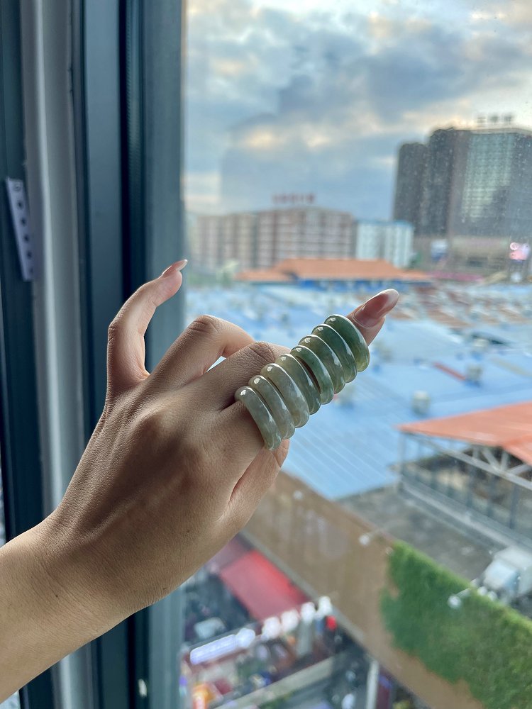 天然 A 货冰种深晴水绿翡翠戒指（单件装）