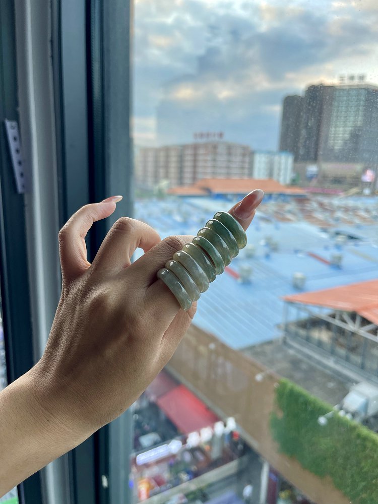天然 A 货冰种深晴水绿翡翠戒指（单件装）