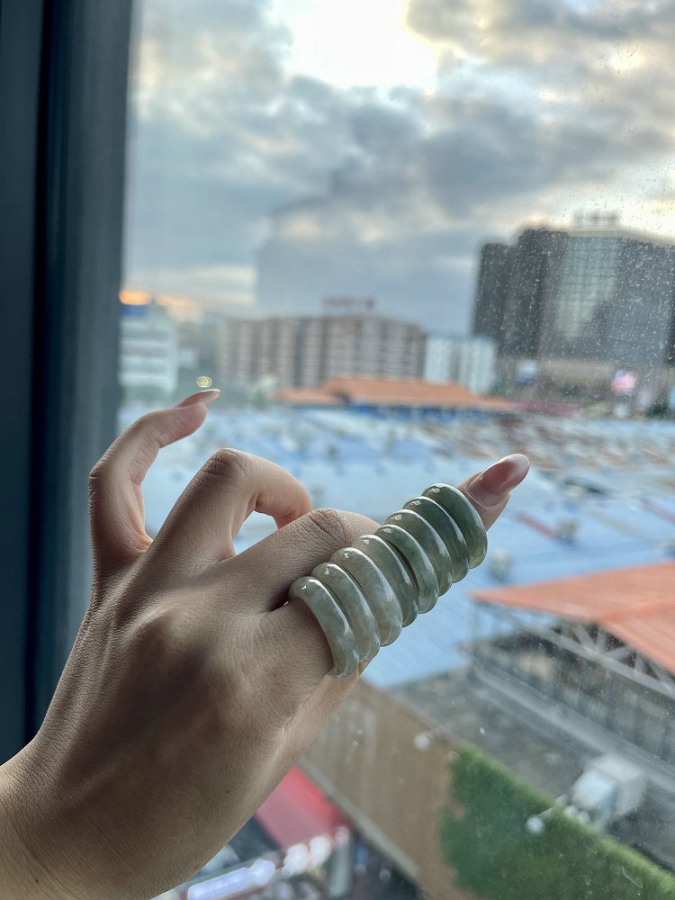 天然 A 货冰种深晴水绿翡翠戒指（单件装）