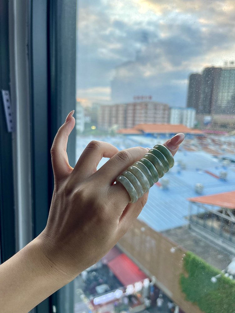 天然 A 货冰种深晴水绿翡翠戒指（单件装）