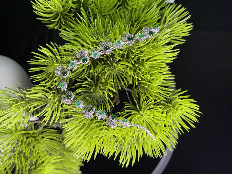 翠星缠颈 天然 A 货翡翠冰种阳绿银镶钻星簇套链