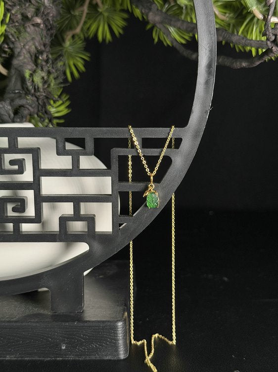 金翠灵韵 天然 A 货翡翠冰种阳绿金镶小雕件吊坠