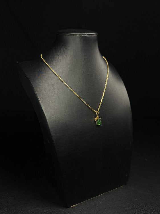 金翠灵韵 天然 A 货翡翠冰种阳绿金镶小雕件吊坠