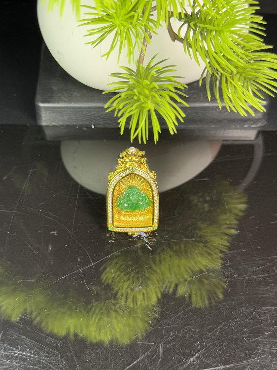 金翠福龛 天然 A 货翡翠冰种阳绿金镶钻笑佛吊坠