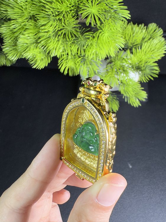 金翠福龛 天然 A 货翡翠冰种阳绿金镶钻笑佛吊坠