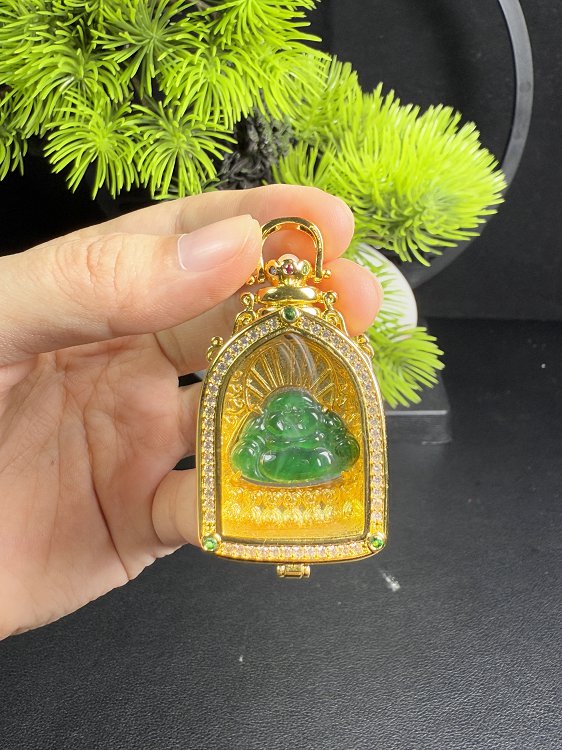 金翠福龛 天然 A 货翡翠冰种阳绿金镶钻笑佛吊坠