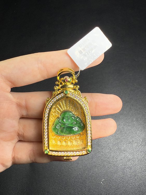 金翠福龛 天然 A 货翡翠冰种阳绿金镶钻笑佛吊坠