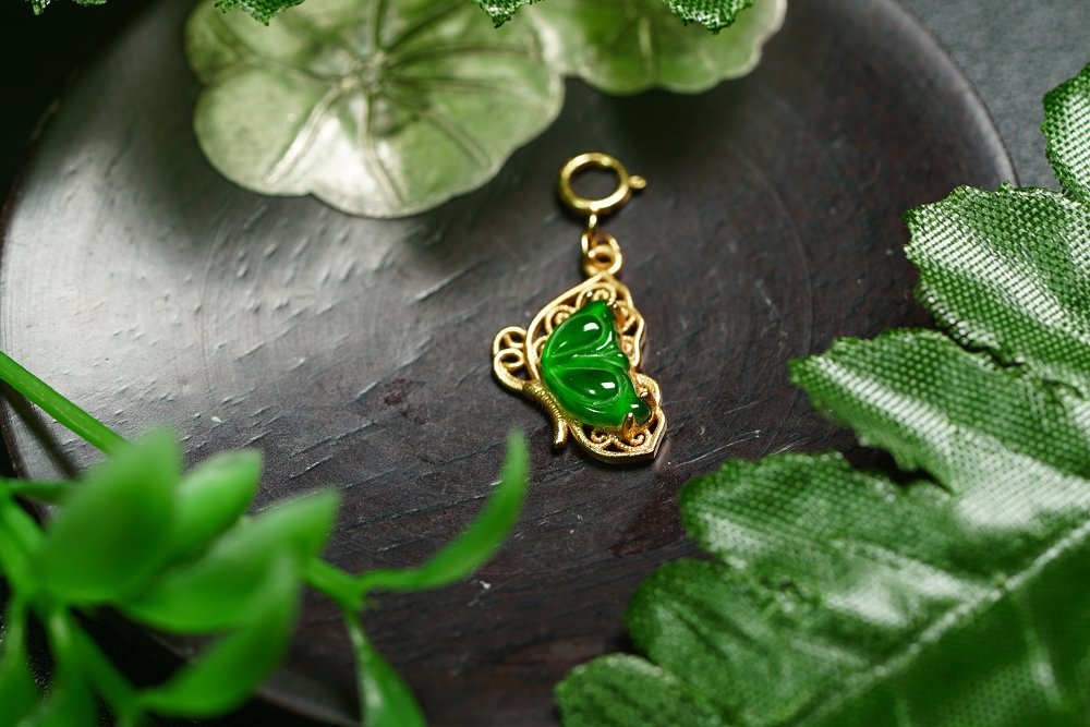 金翠蝶羽 天然 A 货翡翠冰种阳绿金镶蝶形吊坠