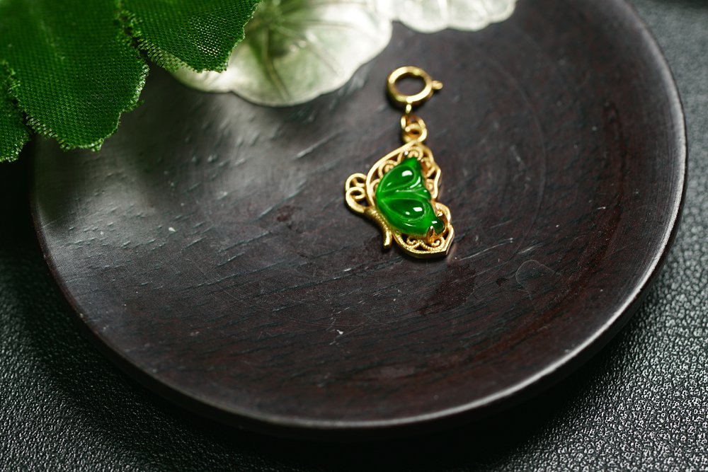 金翠蝶羽 天然 A 货翡翠冰种阳绿金镶蝶形吊坠